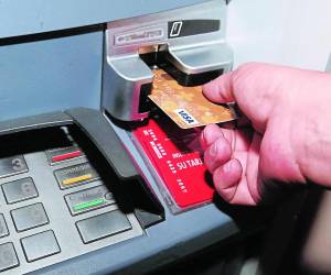 La tarjeta de crédito de una línea de financiamiento que una institución financiera otorga a una persona para cubrir necesidades de efectivo o realizar compras.