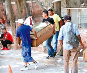 Los parientes de Edwin Roney Hernández López y Héctor Andrés Tenorio Alvarenga trasladaron los restos mortales de los adolescentes hasta Morocelí, en el departamento de El Paraíso.