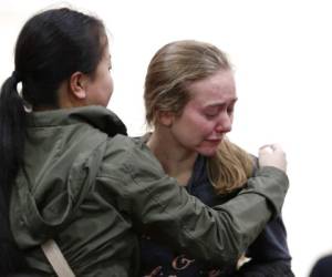Jóvenes se abrazan durante una vigilia para recordar a las víctimas del tiroteo de la víspera en la escuela secundaria de Highlands Ranch, Colorado. FOTO: AP