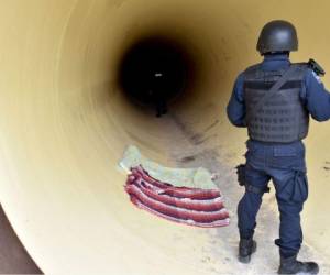 Un policía federal inspecciona un túnel en construcción tras la fuga del 'Chapo' Guzmán.