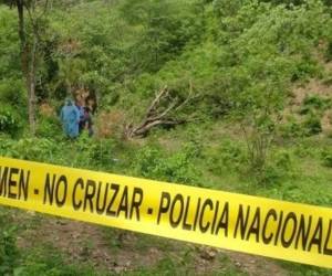 Miembros de medicina forense llegaron a la zona para realizar el levantamiento cadavérico.