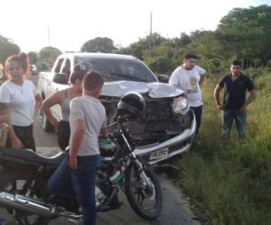 El fuerte choque entre el pick up, una motocicleta y una bicicleta dejó un muerto y un herido. (Foto: El Heraldo Honduras/ Noticias Honduras hoy)