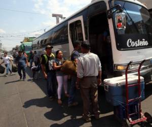 Los pobladores del DC han comenzado a viajar rumbo a sus lugares de origen o a destinos turísticos. Foto: Jimmy Argueta/EL HERALDO.