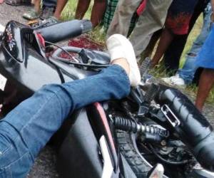 El cuerpo de Nelson Antonio García Mendoza quedó sobre la motocicleta en la que se conducía.