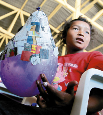 Flores hechas con nostalgia y dolor adornarán féretros de difuntos