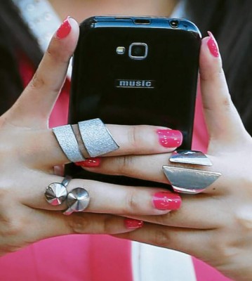 Look de estrella en sus manos con la locura de los midi rings