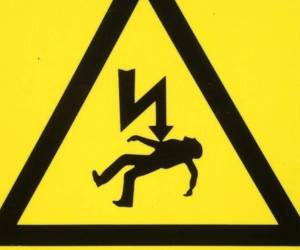 El hombre intentó electrocutar a su padre de 81 años.