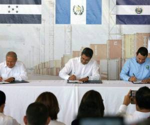 El presidente salvadoreño Salvador Sánchez Cerén, el presidente hondureño Juan Orlando Hernández y el presidente guatemalteco Jimmy Morales, firman acuerdos durante una reunión en El Amatillo, en la frontera entre Honduras y El Salvador, a 140 kilómetros al sur de Tegucigalpa, en octubre de 2017. El Salvador, se une a la unión aduanera que firmaron sus vecinos en junio pasado con el objetivo de fomentar una 'integración profunda' en Centroamérica. - AFP