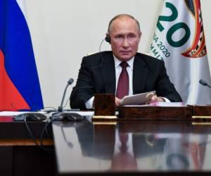 El presidente ruso, Vladimir Putin, asiste a la cumbre del G20 organizada por Arabia Saudita a través de una videoconferencia en la residencia estatal de Novo-Ogaryovo, en las afueras de Moscú, Rusia. Foto: Agencia AFP.