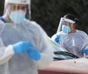 Personal de atención médica de primera línea trabaja en un sitio de prueba del covid-19, en medio de un aumento de casos en El Paso, Texas, Estados Unidos. Foto: AFP