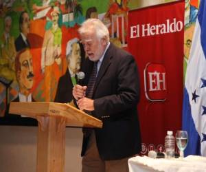 Ernesto Bondy, durante la lectura de su cuento, luego de recibir el premio. Foto: Emilio Flores.