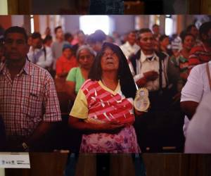 Religión. La fotografía de Leonel Estrada refleja a una anciana creyente de la voluntad divina.