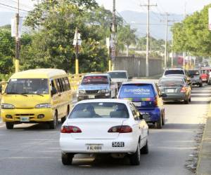 La única trocha habilitada del puente Las Brisas se usa de doble vía.