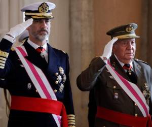 En esta foto de archivo tomada el 6 de enero de 2018, el Rey Felipe VI (L) de España y su padre, el Rey Emérito Juan Carlos I, saludan durante las celebraciones del Día de la Epifanía (Pascua Militar) en el Palacio Real de Madrid. El rey Felipe VI de España dejó de recibir la herencia de que su padre, el rey emérito Juan Carlos I, podía dejarlo y despojarlo de su asignación, anunció la Casa Real el 15 de marzo de 2020. / AFP / POOL / Juanjo Martín