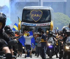 Así iba de resguardado el autobús del Boca Juniors de Argentina. (AFP)