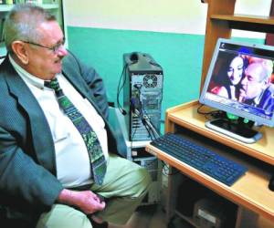 Eduardo Bähr contempla y goza al ver su última actuación en el cine hondureño, en un corto de diez minutos (Fotos: Alex Pérez/ELHERALDO)