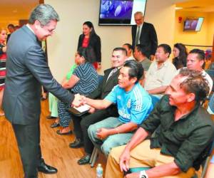 El presidente Hernández saluda a varios tepesianos con quienes tuvo un conversatorio en la Embajada de Honduras en Washington.