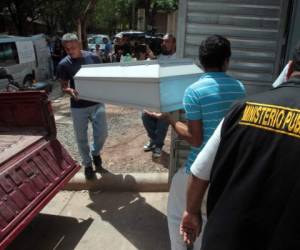 El cuerpecito de la pequeña Lesly fue reclamado por sus familiares en la morgue del Ministerio Público en Tegucigalpa. (Fotos: Alex Pérez)