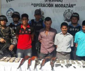Los cuatro detenidos fueron presentados junto con lo decomisado (Foto: PN/ El Heraldo Honduras/ Noticias de Honduras)