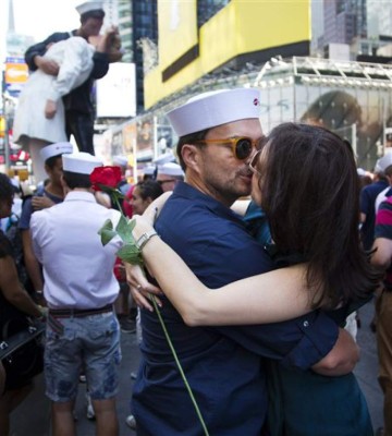Cientos de parejas recrearon célebre beso de Times Square