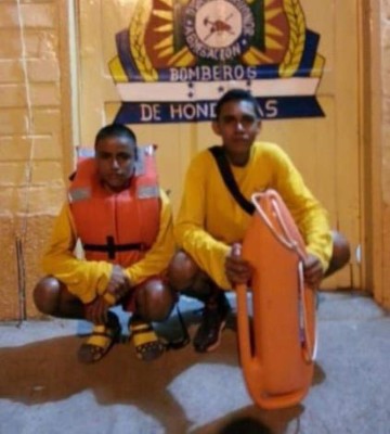 Bombero héroe: Sin plaza, sin salario y con el sueño de ser ingeniero civil (Fotos)