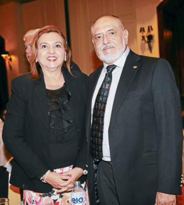 Música, danza y humor en noche de cabaret