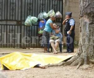 Familiares del joven se apersonaron a la escena del crimen y lamentaron su muerte (Foto: Estalin Irías/ El Heraldo Honduras/ Noticias de Honduras)