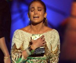 La actriz llora en la entrega de los Premios Juventud 2013..