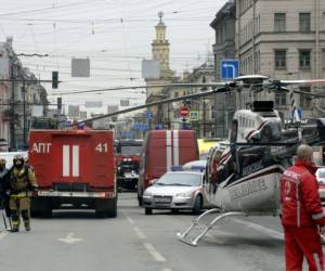 El personal de los servicios de emergencia y los vehículos se ven en la entrada a la estación de metro del Instituto Tecnológico en San Petersburgo (Foto: Agencia AFP)