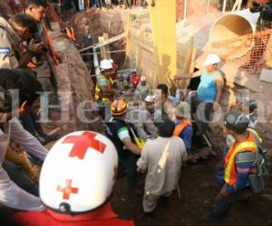 Uno de los obreros soterrados es sacado por los equipos de rescate y sus compañeros. Foto: Emilio Flores/EL HERALDO.