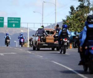 Miembros de la Policía Preventiva resguardaron el cadáver del joven cobrador de buses hasta su entierro (Foto: Emilio Flores/ El Heraldo Honduras/ Noticias de Honduras)
