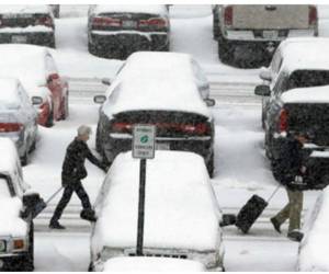 La gobernadora de Kansas, Laura Kelly, decretó el cierre de las oficinas del gobierno en la zona de Topeka, la capital, y exhortó a la gente a desplazarse con cautela y “permitir que las cuadrillas en las calles hagan su tarea”. Foto: Cortesía.