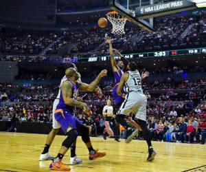 El partido que Phoenix le ganó a San Antonio (108-105) se jugó el sábado en una sala repleta por 20,532 espectadores, un récord para un partido de la NBA en México (Foto: Agencia AFP)