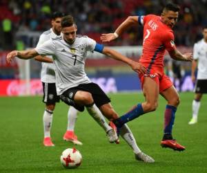 Germany's midfielder Julian Draxler (L) vies with Chile's forward Alexis Sanchez during the 2017 Confederations Cup group B football match between Germany and Chile at the Kazan Arena Stadium in Kazan on June 22, 2017. / AFP PHOTO / YURI CORTEZ