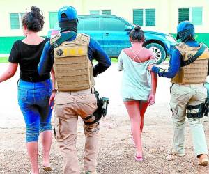 Agentes de la FNA capturaron a dos pandilleras por extorsión.