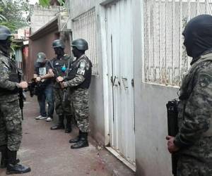 Elementos militares realizan allanamientos en diferentes partes de Honduras como parte de la Operación Tormenta de Fuego ejecutada este martes.