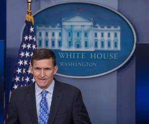 El general retirado Michael Flynn renunció este lunes a su cargo de consejero de Seguridad Nacional del presidente estadounidense Donald Trump, acosado por una creciente polémica sobre sus controvertidas conversaciones que tuvo en diciembre con el embajador ruso en Washington, foto: AFP.