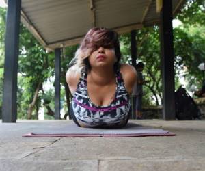 Dolly Singh, de 34 años, ha conseguido seguidores en internet al mostrar que el peso no es una barrera para dominar complejos movimientos de yoga.