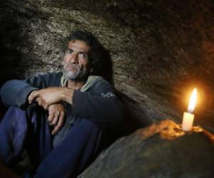 Una vela ilumina por las noches a don Óscar al interior de la cueva.Foto: Efraín Salgado/ EL HERALDO