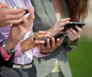 Los usuarios de telefonía celular tienen restricciones debido al vencimiento de los saldos.