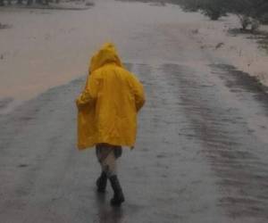 Los pobladores del lugar confirmaron que los últimos tres días las lluvias han sido constantes lo que ha provocado el desbordamiento del río. (Foto: Copeco/ El Heraldo Honduras/ Noticias Honduras hoy)