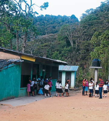 Escuelas unidocentes rurales reportan déficit de maestros