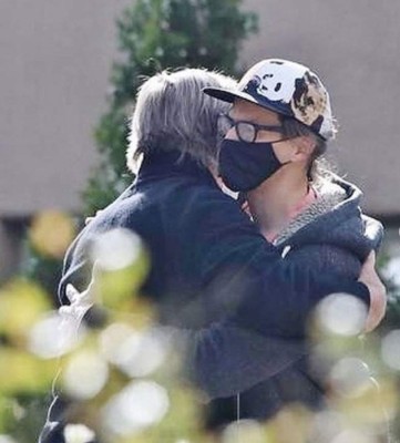 Alec Baldwin se reúne con el hijo y el esposo de la fotógrafa que falleció en el set (FOTOS)