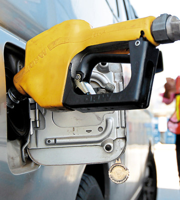 Gobierno de Honduras empuja precio de gasolina súper a 100 lempiras