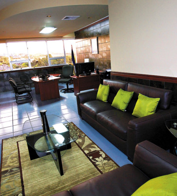 SIC dice que no tiene deudas por los lujos de Escalante