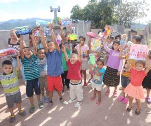 Estos niños de la colonia Mirador de Oriente, felices con sus obsequios. Foto: David Romero/ EL HERALDO.