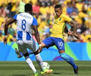 El defensa olimpista se fue a pedirle la camisa al brasileño Neymar solo segundos después del partido.