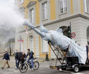 Los manifestantes recorren la ciudad con una figura humeante de la estatua de la libertad durante la manifestación para la implementación de la convención sobre el cambio climático en Bonn, Alemania, el sábado 4 de noviembre de 2017. La cumbre climática comienza el lunes 6 de noviembre en Bonn. Foto: AP.