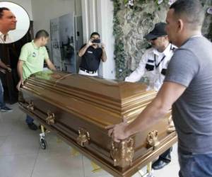 Los restos mortales de Guillermo Anderson fueron trasladados en horas de la tarde del sábado a la funeraria San José de La Ceiba, donde serán velados, foto: El Heraldo.