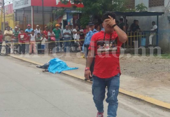 Este joven llora al conocer la muerte de la víctima, en el bulevar Mauricio Oliva de Choluteca, sur de Honduras (Foto: EL HERALDO/ El Heraldo Honduras/ Noticias de Honduras).